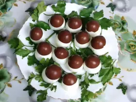 Закуска «Грибная поляна» из яиц с тремя начинками