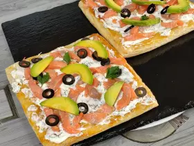 Закусочный пирог на слоеном тесте с красной рыбой и авокадо