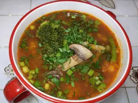 Постный овощной суп с брокколи, грибами и стручковой фасолью