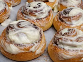 Воздушные булочки синнабон с корицей и сливочной глазурью