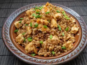 Вкусная гречка с курицей, луком и морковью