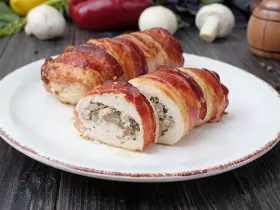 Куриная грудка с грибами в беконе
