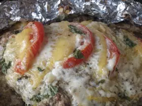 Куриное филе запеченное с помидором и сыром