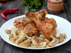 Куриные ножки с грибами под сливочным соусом