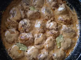 Куриные тефтели в сметанно-томатном соусе