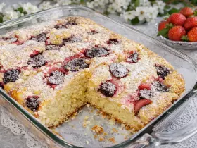 Быстрый пирог с клубникой и творогом на кефире