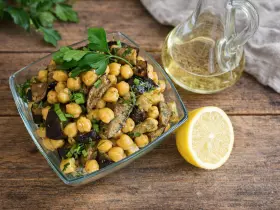 Постный салат с нутом и баклажанами под пряной заправкой