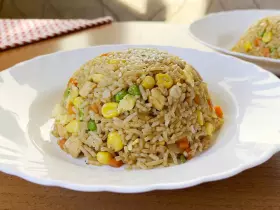 Рис по-тайски с курицей и овощами