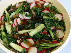 Хрустящий салат чим-чи по-корейски из редиски и огурцов