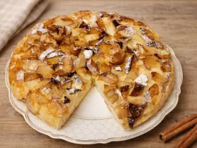 Воздушная шарлотка с яблоками на сковороде