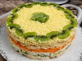 Слоеный салат «Изумрудный» с киви, копченой курицей и корейской морковью