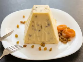 Заварная творожная паска с курагой и изюмом