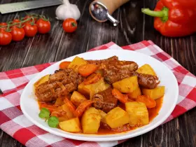 Сочные мясные блюда с картофелем в духовке: 7 идей для идеального ужина