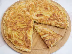 Быстрая запеканка из тертой картошки с сыром и яйцами на сковороде