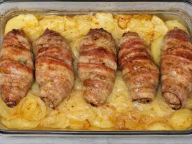 Сочный кебаб с беконом и картофелем в духовке