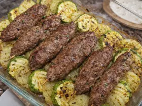 Сочный люля-кебаб на шпажках с картошкой и кабачком в духовке