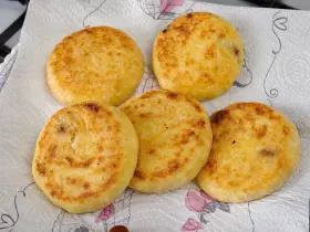 Идеальные классические сырники с изюмом: проверенный годами рецепт