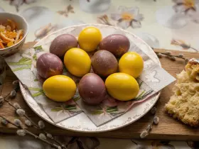 Натуральное окрашивание пасхальных яиц свеклой и куркумой: 2 способа без химии