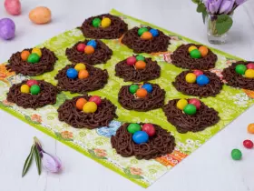 Шоколадное печенье «Птичьи гнезда» на Пасху