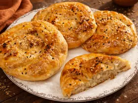 Хрустящие пироги-улитки с курицей из тонкого вытяжного теста