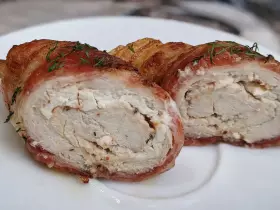 Сочные рулетики из куриной грудки с сыром в беконе