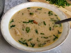 Быстрый сливочный суп с курицей, фунчозой и грибами