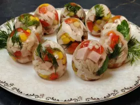 Заливное в яичной скорлупе с курицей и овощами