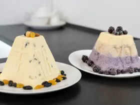Нежная заварная пасха из молока и сметаны (два варианта)