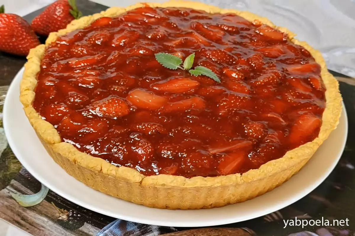 Клубничный тарт с творожным кремом и карамельными ягодами