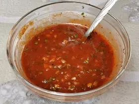 Домашний томатный соус к шашлыку с кинзой и луком
