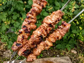 Шашлык из свинины на уксусном маринаде с помидорами