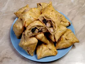 Слоеные конвертики с курицей и черносливом