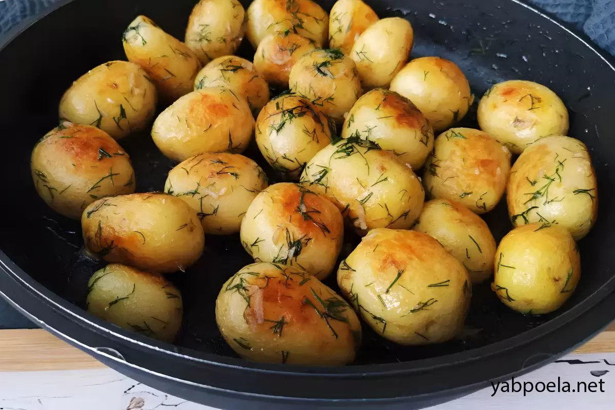 Молодой картофель с чесноком и укропом