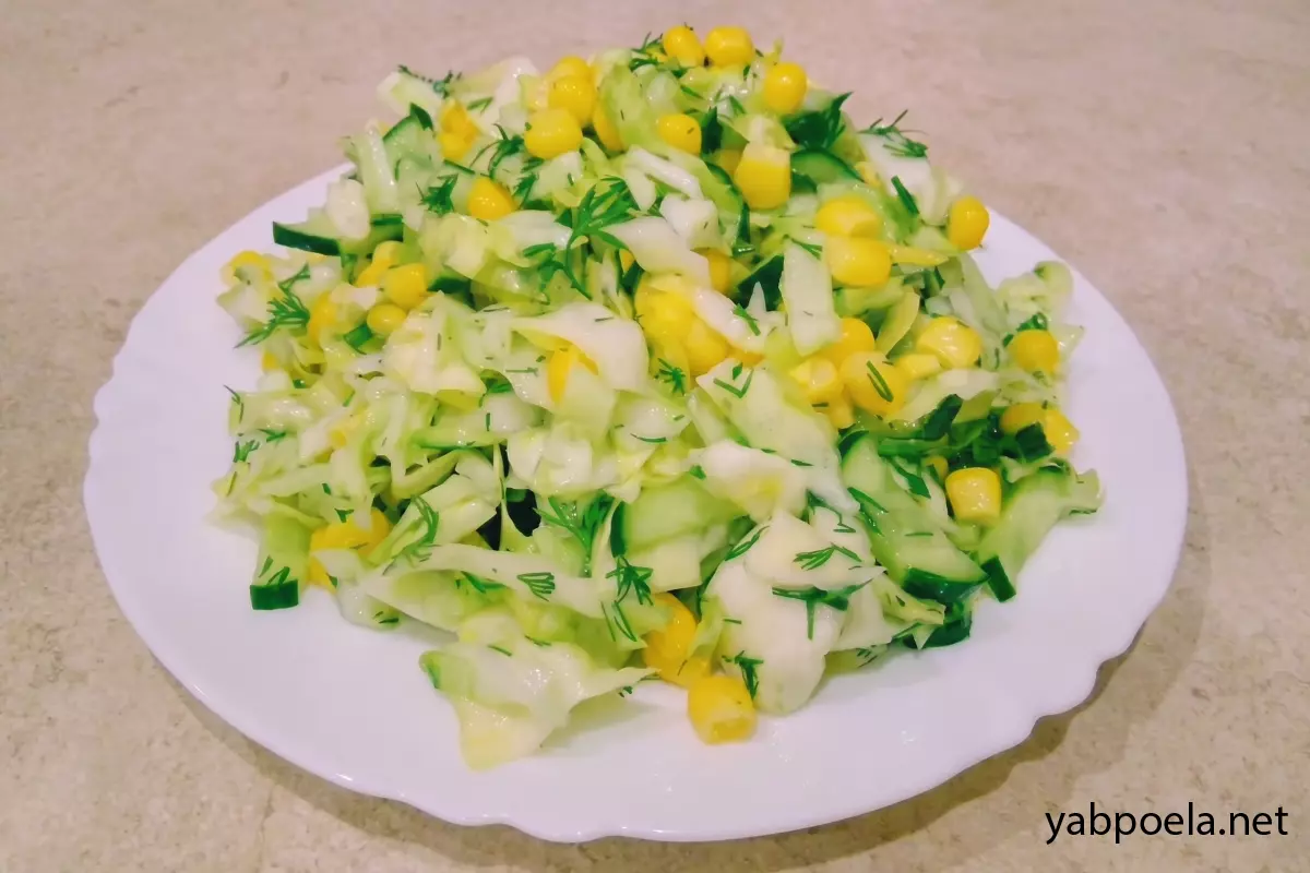 Салат из капусты с кукурузой и огурцами