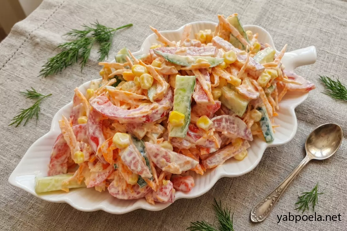 Салат с колбасой, кукурузой и овощами