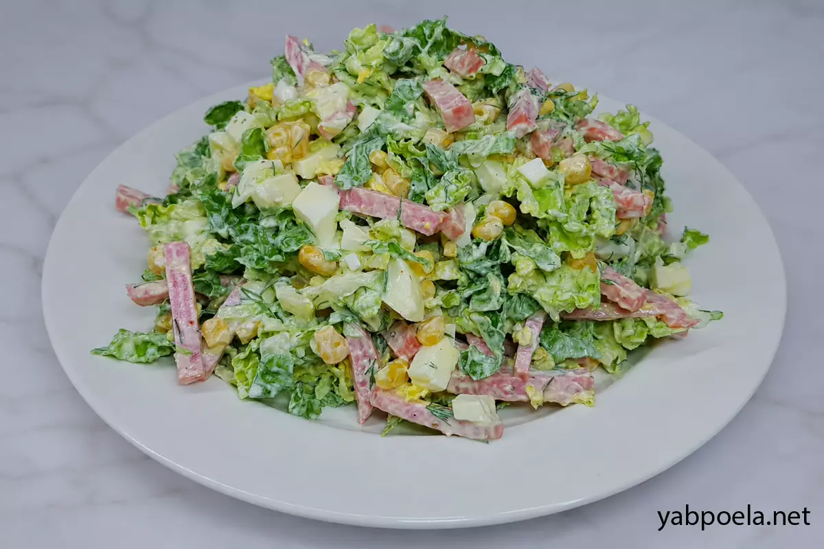Салат с колбасой, пекинской капустой и кукурузой