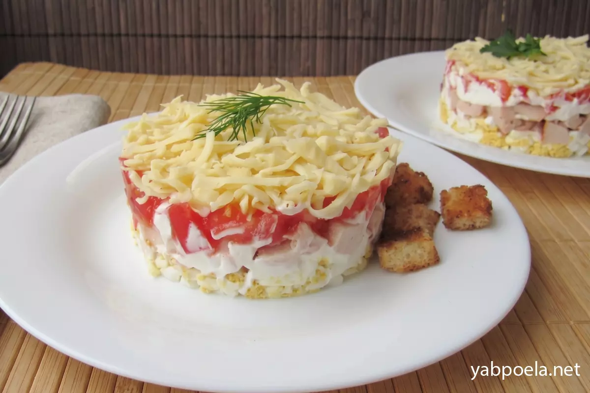 Салат с копченой курицей, помидором и сыром