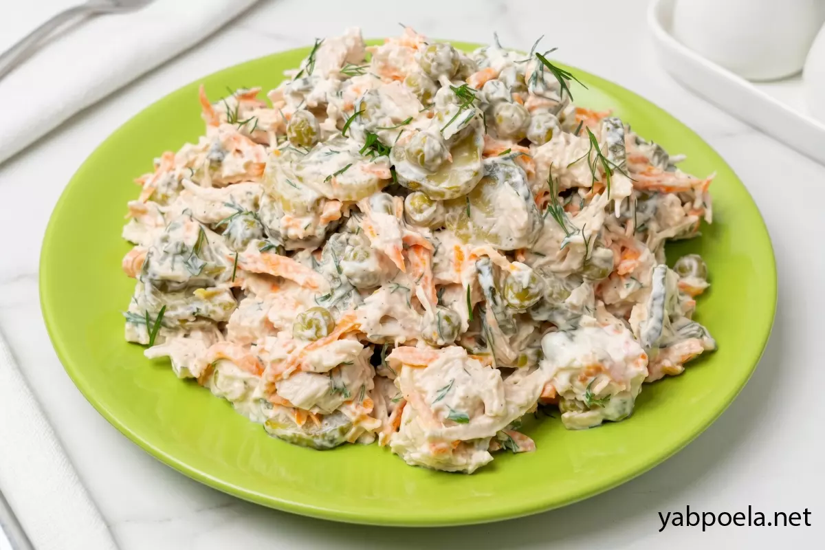 Салат с курицей и маринованными огурцами