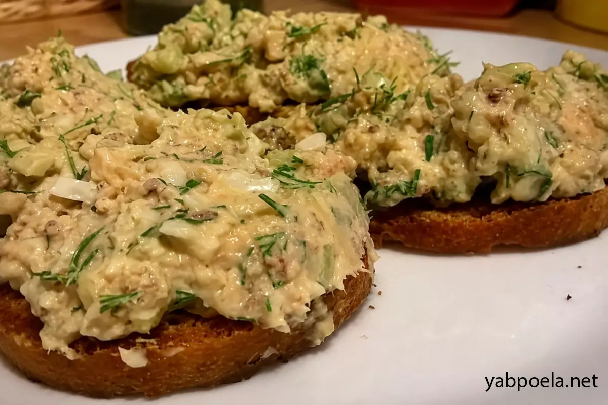 Салат с сардинами, сыром и яйцом на гренках