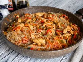 Фунчоза с курицей и овощами