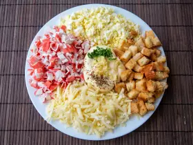 Крабовый салат с сыром и сухариками