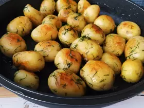 Молодой картофель с чесноком и укропом