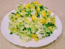 Салат из капусты с кукурузой и огурцами