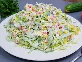 Салат из молодой капусты и крабовых палочек