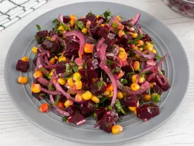 Салат из свеклы с кукурузой