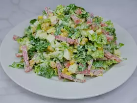 Салат с колбасой, пекинской капустой и кукурузой