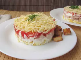 Салат с копченой курицей, помидором и сыром