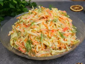 Салат с крабовыми палочками и сыром