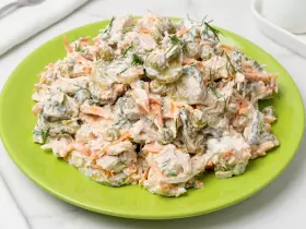 Салат с курицей и маринованными огурцами