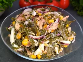 Салат с морской капустой и тунцом